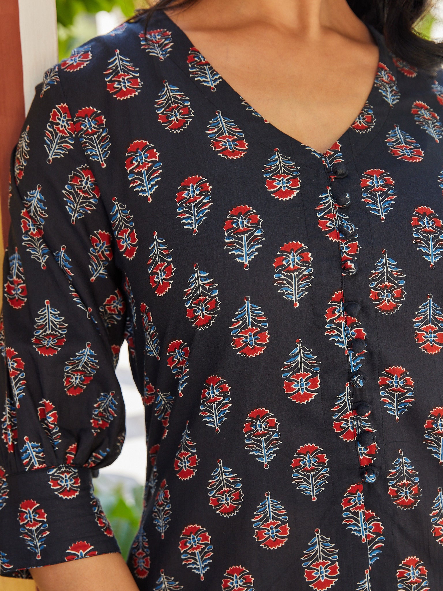Cotton Women's Black-Red Floral Long Kurti