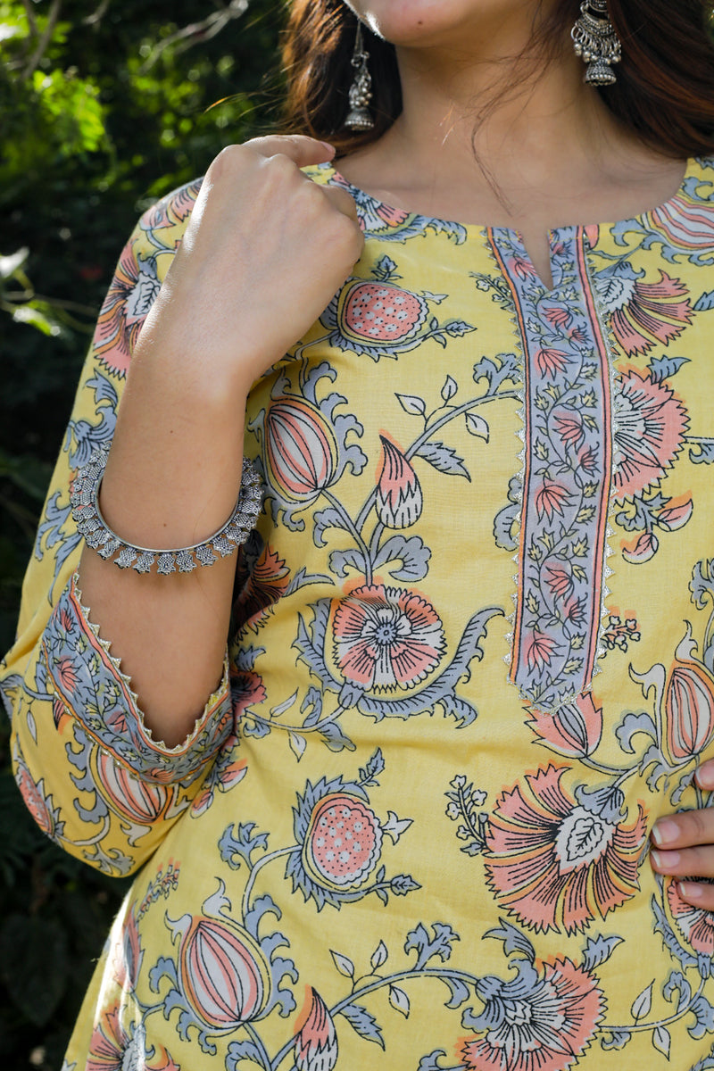 Cotton Straight Kurti - Peach Floral MotifCotton Straight Kurti - Peach Floral MotifCotton Straight Kurti - Peach Floral Motif